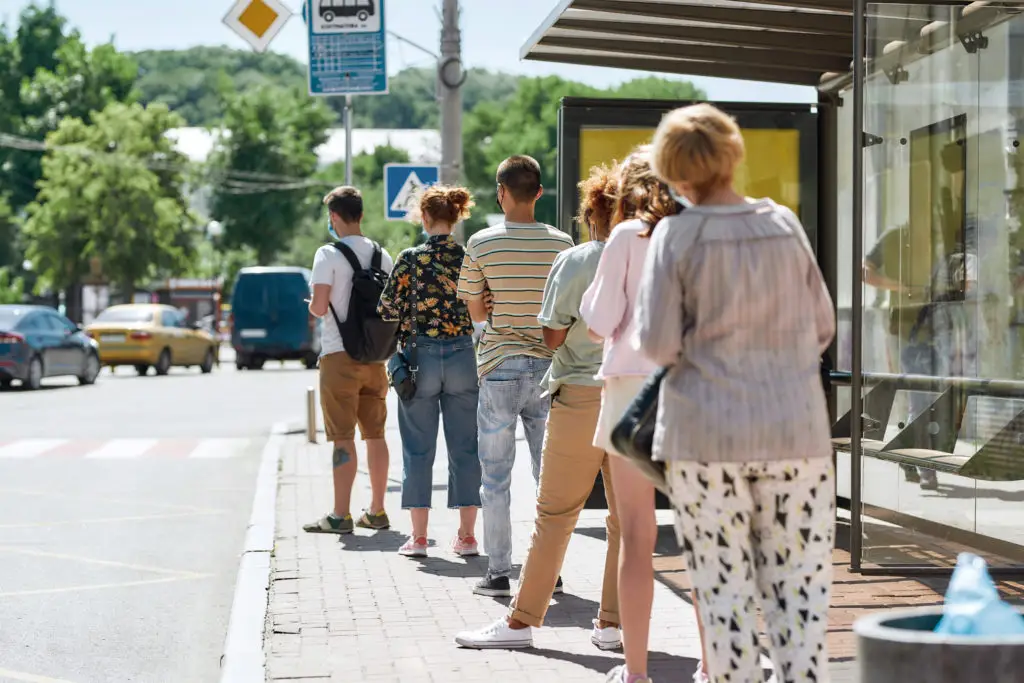 Séniors qui attendent le bus dans le cadre d'un atelier de prévention
