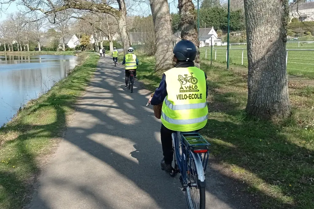 Séniors apprenant à utiliser un vélo à assistance électrique lors d'un cours de prévention