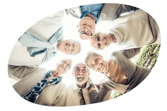 Photo prise en contre-plongée de 6 personnes retraitées souriantes