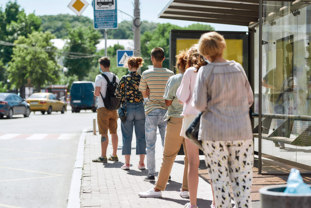 Séniors qui attendent le bus dans le cadre d'un atelier de prévention